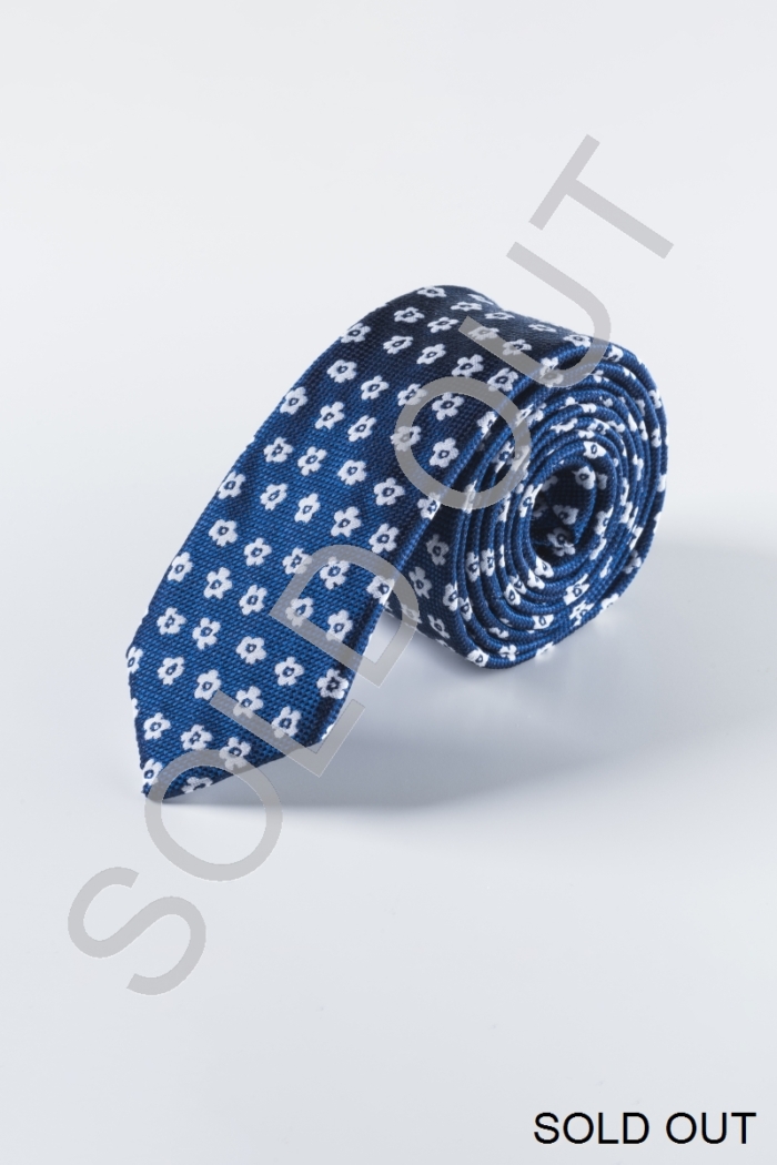 Plava kravata s cvjetnim uzorkom