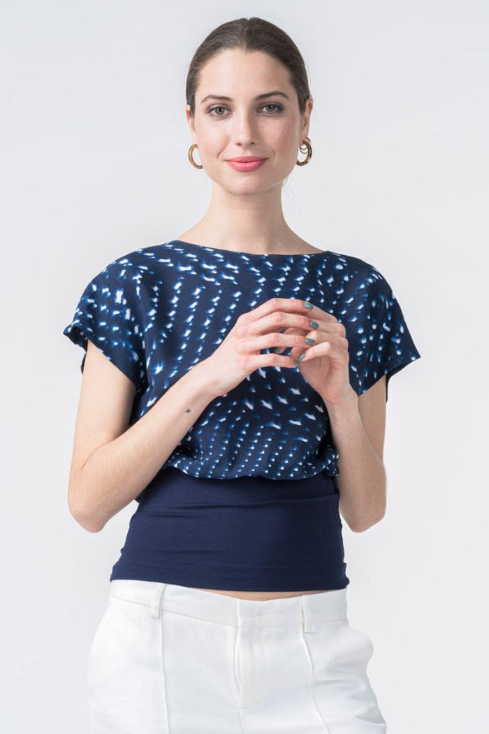 Ženska tamno plava majica s uzorkom